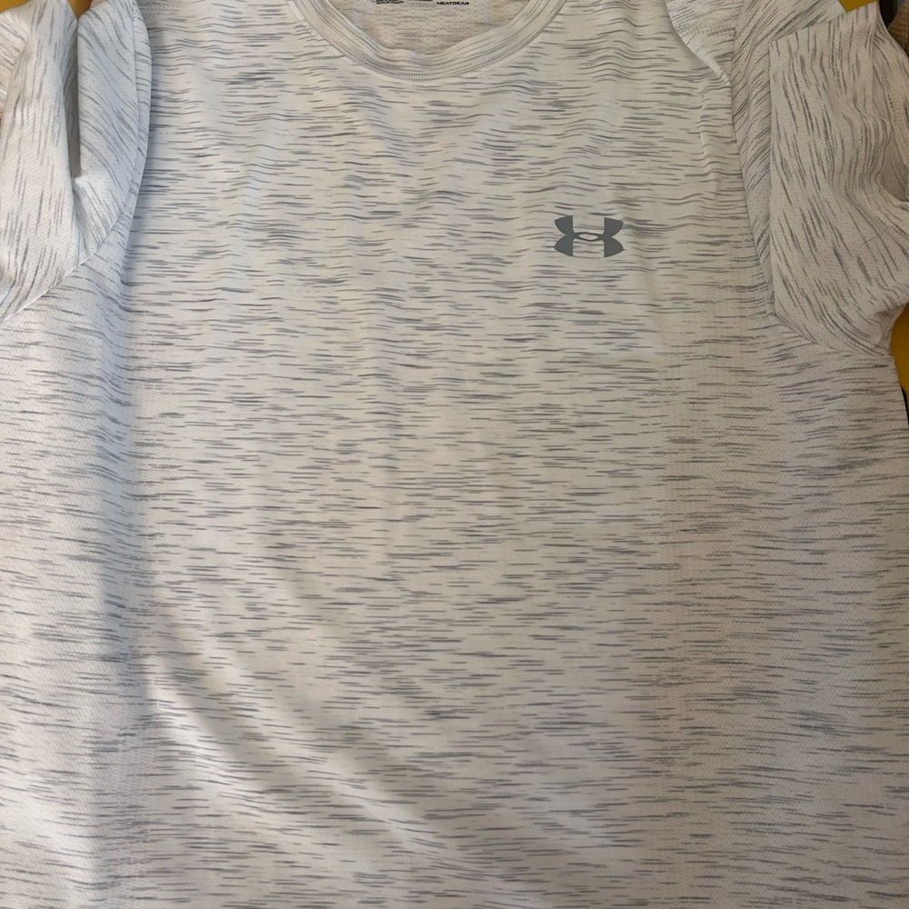 Under Armour Men’s Gray T-Shirt